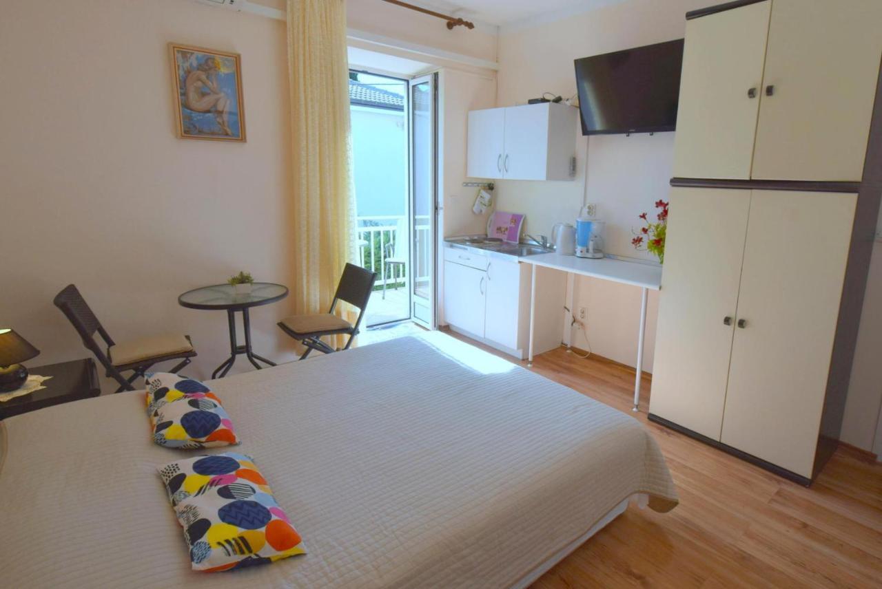 Apartments Margarita Малинска Экстерьер фото