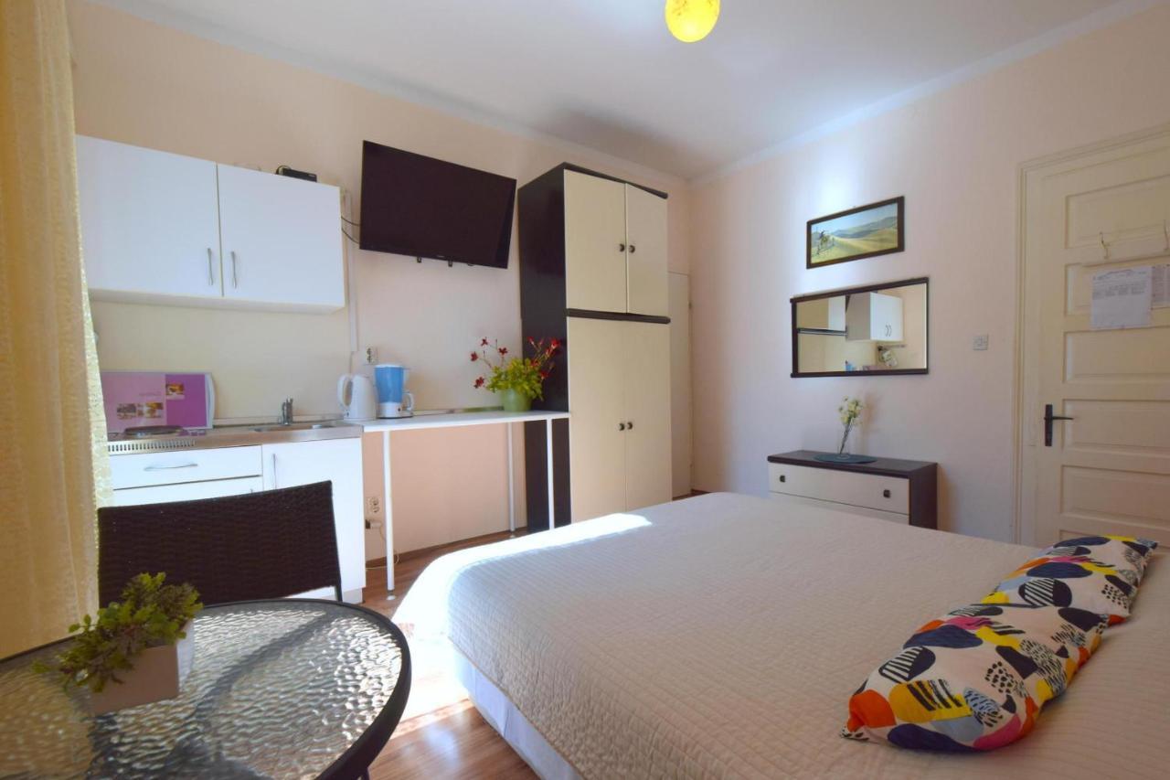Apartments Margarita Малинска Экстерьер фото