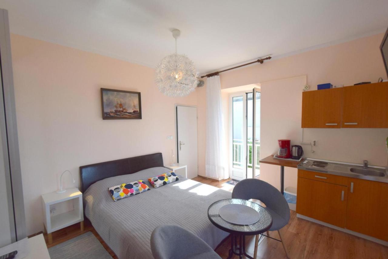 Apartments Margarita Малинска Экстерьер фото